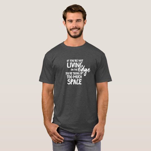 Grappig Gezegde dat leeft op Edge Typografie T-shirt (Voorkant volledig)