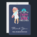 Grappig Gezegde met Hypodermic Needle Nurse's Day Bedankkaart<br><div class="desc">Verpleegster's dag waarderingskaart met een humoristisch gezegde: Eerst drink ik de koffie,  dan red ik de levens. Perfect voor de verpleegkundigen in uw kantoor / ziekenhuis. Met een afbeelding van een vrouwen verpleegster die een schattig ouderwets pet draagt en een gigantische hypodermische naald draagt.</div>