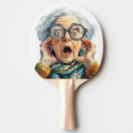Grappig gezicht van een verraste senior pingpongba tafeltennisbatje