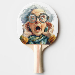 Grappig gezicht van een verraste senior pingpongba tafeltennisbatje