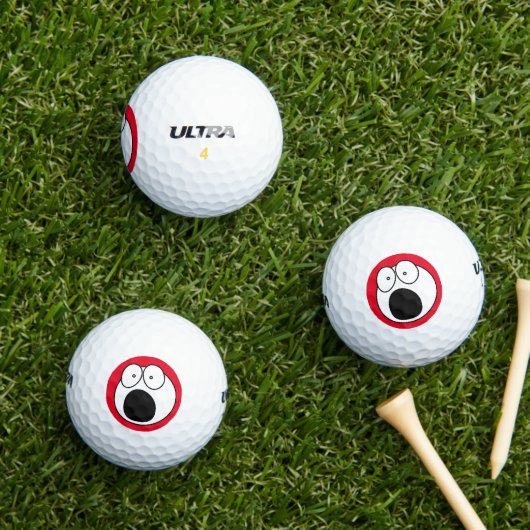 Grappig golfbal: Verschrikt humoristisch gezicht Golfballen (Insitu Gras)