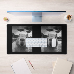 Grappig Graphic Capybara Selfie met UFO's Raar Bureaumat
