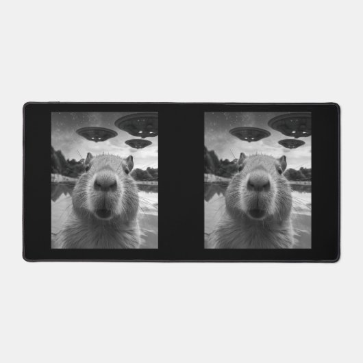 Grappig Graphic Capybara Selfie met UFO's Raar Bureaumat (Voorkant)