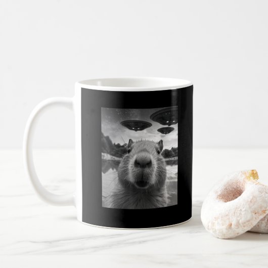 Grappig Graphic Capybara Selfie met UFO's Raar Koffiemok (Met donut)