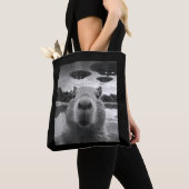 Grappig Graphic Capybara Selfie met UFO's Raar Tote Bag (Dichtbij)