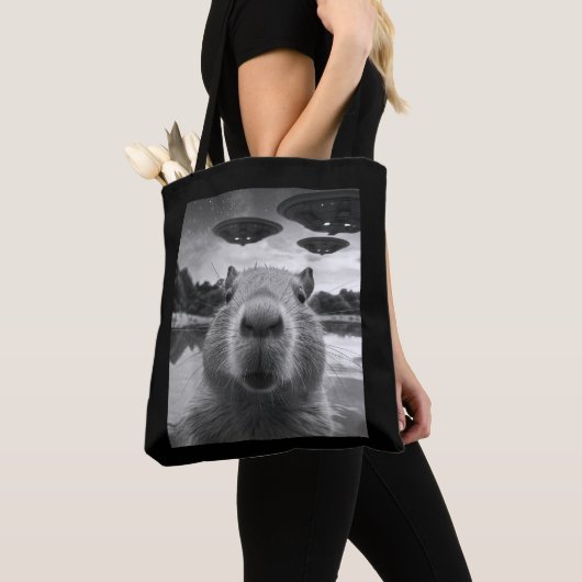 Grappig Graphic Capybara Selfie met UFO's Raar Tote Bag (Dichtbij)