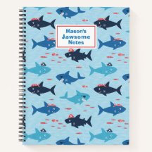 Grappig grappige haaien met piratenpetten op blauw