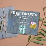 Grappig gratis Drink Beach Wedding Save the Dates Aankondigingskaart<br><div class="desc">Cute bewaar de datums voor een strandbruiloft in een grappig 'Free drink'-ontwerp. Met een roestachtige achtergrond met waterverf zeester,  teenslippers en een kokoscocktail.</div>