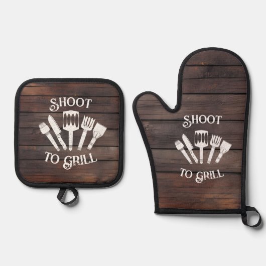 Grappig Grillcadeau voor mannen - 'Shoot to Grill' Ovenwant & Pannenlap Set (Voorkant)