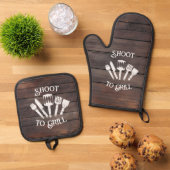 Grappig Grillcadeau voor mannen - 'Shoot to Grill' Ovenwant & Pannenlap Set (Top down)