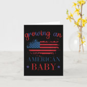 Grappig Groeien Een Amerikaanse Baby Zwangerschap  Kaart (Gele Bloem)