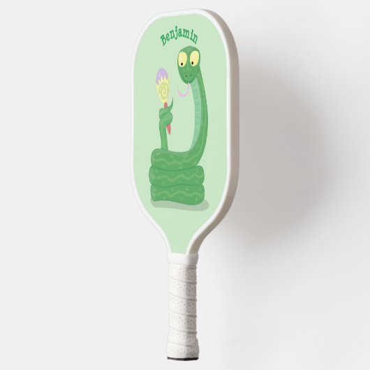 Grappig groene slang met maraca-cartoon pickleball paddle (Links)