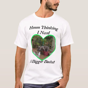 Grappig groot personeel in kleine wateremmer. t-shirt