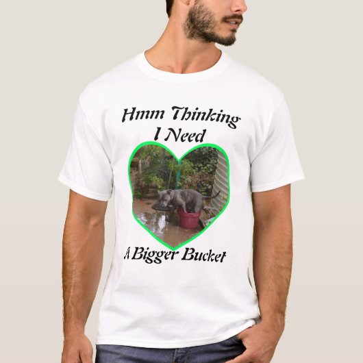 Grappig groot personeel in kleine wateremmer. t-shirt (Voorkant)