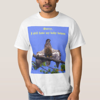 Grappig grote momentopname met baby Bald Eagle op T-shirt