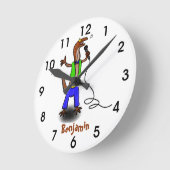 Grappig hagedis met cartoon van microfoon ronde klok (Hoek)