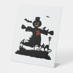 Grappig halloween ontwerp met vogelverschrikker reclamebord met voetstuk