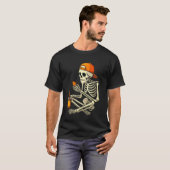 Grappig Halloween Skelet Doomscrolling Kostuum T-shirt (Voorkant volledig)