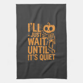 Grappig Halloween-skelet wachtend op stil ontwerp Theedoek (Verticaal)
