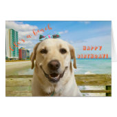 Grappig Happy Birthday Labrador Dog bij Beach (Voorkant Horizontaal)