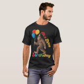 Grappig Het is mijn verjaardag Bigfoot Sasquatch P T-shirt (Voorkant volledig)