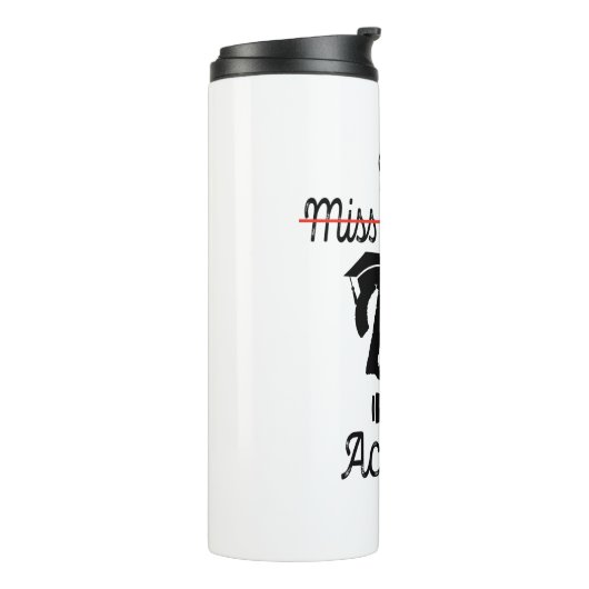 Grappig, het is Miss Mrs Dr. Eigenlijk, Phd Afstud Thermosbeker (Gedraaid links)