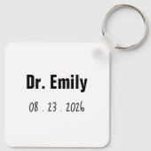 Grappig, het is Miss Mrs. Dr. Sleutelhanger (Achterkant)