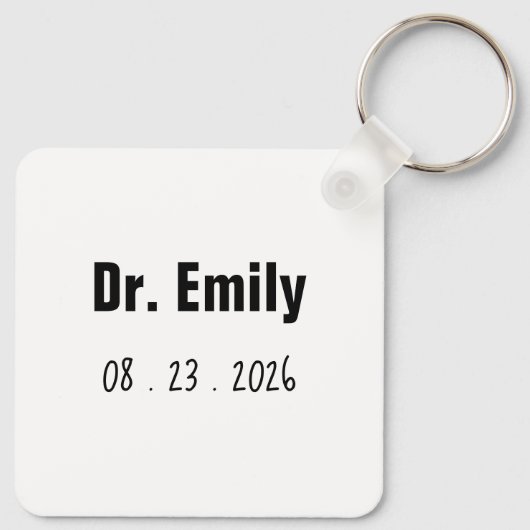 Grappig, het is Miss Mrs. Dr. Sleutelhanger (Achterkant)