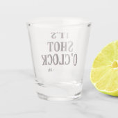 Grappig, het is Shot O'klok Quote Typografie Shot Glas (Achterkant)