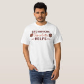 Grappig, het leven gebeurt chocolade helpt cholola t-shirt (Voorkant volledig)