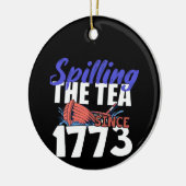 Grappig het morsen van de thee sinds 1773 Patriott Keramisch Ornament (Links)
