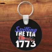 Grappig het morsen van de thee sinds 1773 Patriott Sleutelhanger (Voorkant)