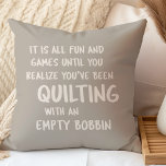 Grappig het Quote van de Problemen van de Kiezen v Kussen<br><div class="desc">Fun gooit kussen in de tas met een grappig citaat dat alle quilters kunnen vertellen over het kantelen met een lege pot en het niet realiseren tot het te laat is.</div>