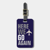 Grappig hier gaan we weer! vliegtuigreizen bagagelabel (Voorkant verticaal)