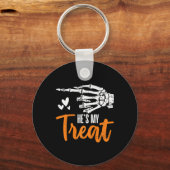 Grappig Hij is mijn traktatie Skeleton Hand Matchi Sleutelhanger (Voorkant)