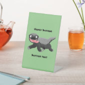 Grappig hongerige honingbadger cartoon illustratie reclamebord met voetstuk (Insitu)