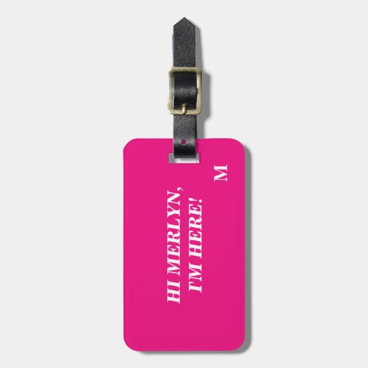 Grappig Hot Pink Monogram Typografie Naam Script Bagagelabel (Voorkant verticaal)
