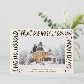 Grappig Huis Bewegende Zwarte Lettering Kerstfoto Feestdagenkaart (Staand voorkant)