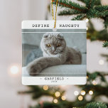 Grappig huisdier 'Definieer ondeugend' Foto Kerstm Keramisch Ornament<br><div class="desc">Funny Pet Photo Kerst keramisch ornament. Het ontwerp is voorzien van een foto van uw hond of kat,  de kop 'Definieer Naughty',  hun naam en jaar. Alle tekst is eenvoudig aan te passen met behulp van de meegeleverde sjabloon.</div>