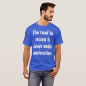 Grappig Humoristisch Gezegde: De weg naar succes i T-shirt (Voorkant volledig)