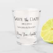 Grappig Huwelijk Bewaar de Datum Zwart Wit Typogra Shot Glas (Voorkant)