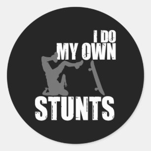 Grappig ik doe mijn eigen stunts Skateboarden cade Ronde Sticker