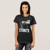 Grappig ik doe mijn eigen stunts Skateboarden cade T-shirt (Voorkant volledig)