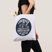 Grappig Ik Heb Een Andere Vergadering Overleefd Sk Tote Bag (Dichtbij)