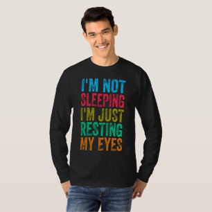 grappig ik slaap niet ik rust gewoon mijn ogen ui t-shirt