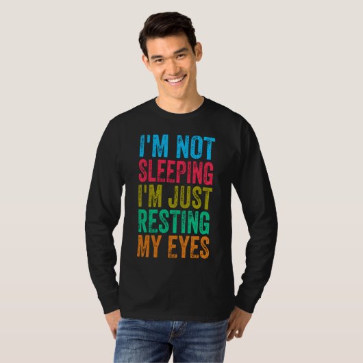 grappig ik slaap niet ik rust gewoon mijn ogen ui t-shirt (Voorkant volledig)