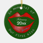 Grappig in het gedenkteken van onze eerste kus keramisch ornament (Voorkant)