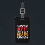 Grappig Inspirerend citaat volgt je hart Bagagelabel<br><div class="desc">Inspirerend,  grappige en humoristische motivatie citaat om je te inspireren en anderen om je heen te motiveren. Prachtig gezegde over rationeel zijn,  denk na voordat je je gedraagt. Volg je hart maar neem je brein mee. De achtergrondkleur kan aan uw gewenste kleur worden aangepast.</div>