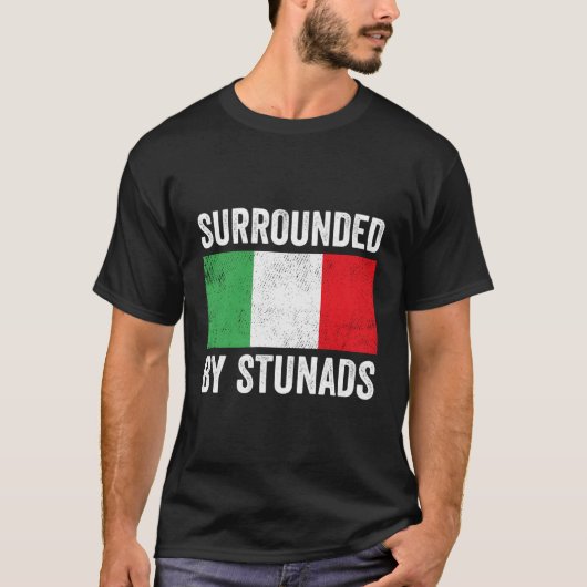 Grappig Italiaans cadeautje omringd door stunads I T-shirt (Voorkant)