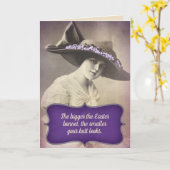 Grappig  jaar 1920 vrouw met grote paasnet kaart (Gele Bloem)